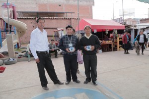 Valentin distributing CD’s among Quechuan pastors 